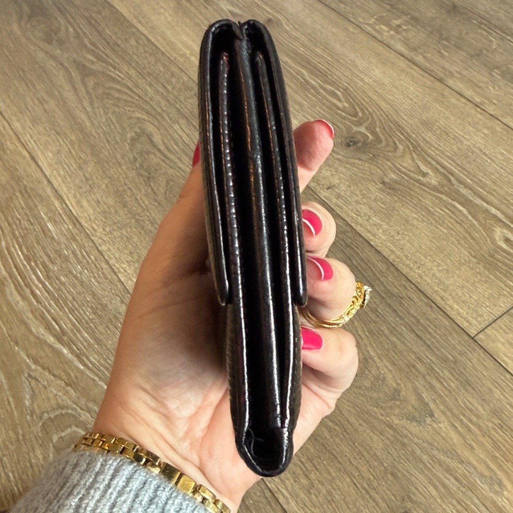 Louis Vuitton Porte-Feuille Elise trifold wallet crafted from black Epi leather - Picture 7 of 13